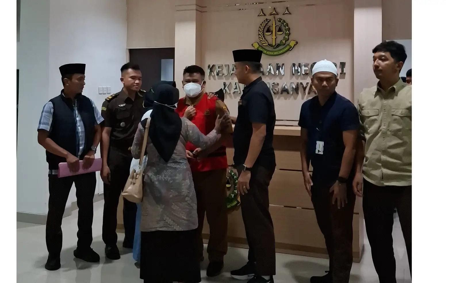 Tangis dan Pelukan Istri Melepas Sunarto ke Tahanan