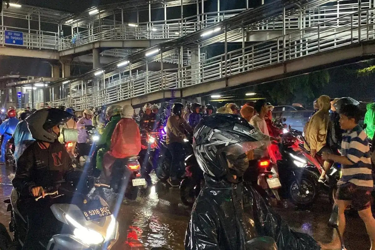 Banjir Parah di Jakbar, Warga Lawan Arah hingga Jalur Busway Macet Total