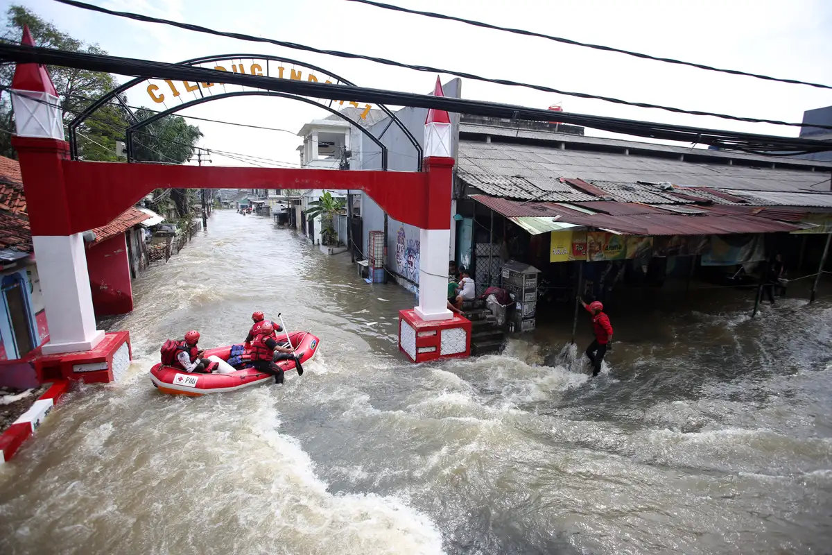 Ancaman Krisis Iklim di Balik Banjir saat Musim Kemarau