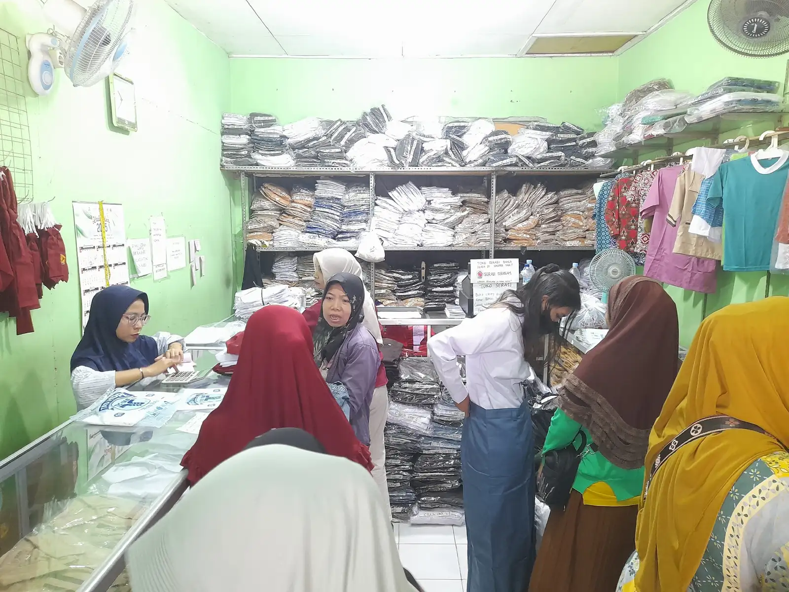 Toko Seragam di Sragen Diserbu warga, Harga Pakaian Batik Sekolah Rp150.000