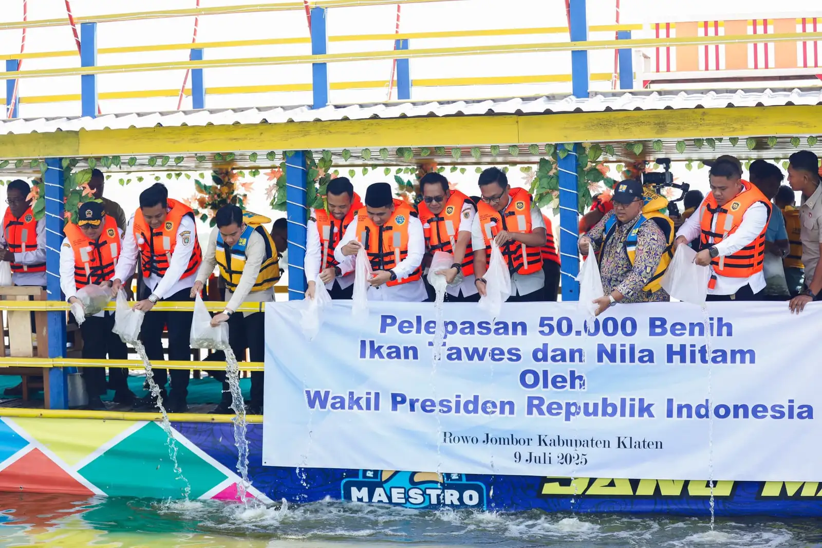 Gubernur-Wagub Jateng Dampingi Wapres Tebar 50.000 Ikan di Rawa Jombor Klaten