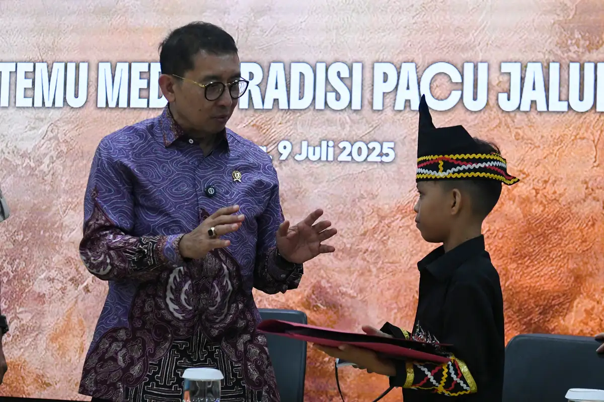 Bertemu Menbud, Dhika Penari Pacu Jalur Dapat Beasiswa Rp20 Juta