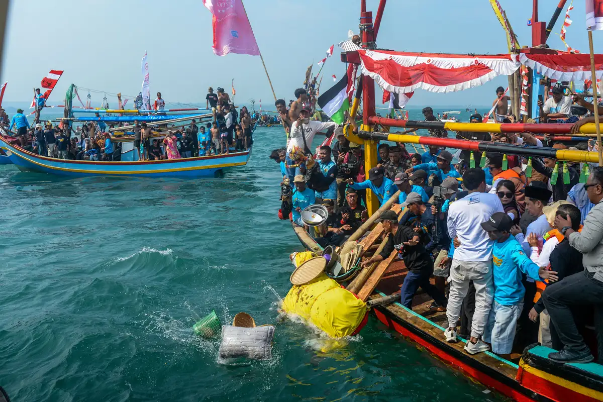 Tradisi Ruwat Laut, Nelayan di Carita Pandeglang Larung Sesaji ke Selat Sunda