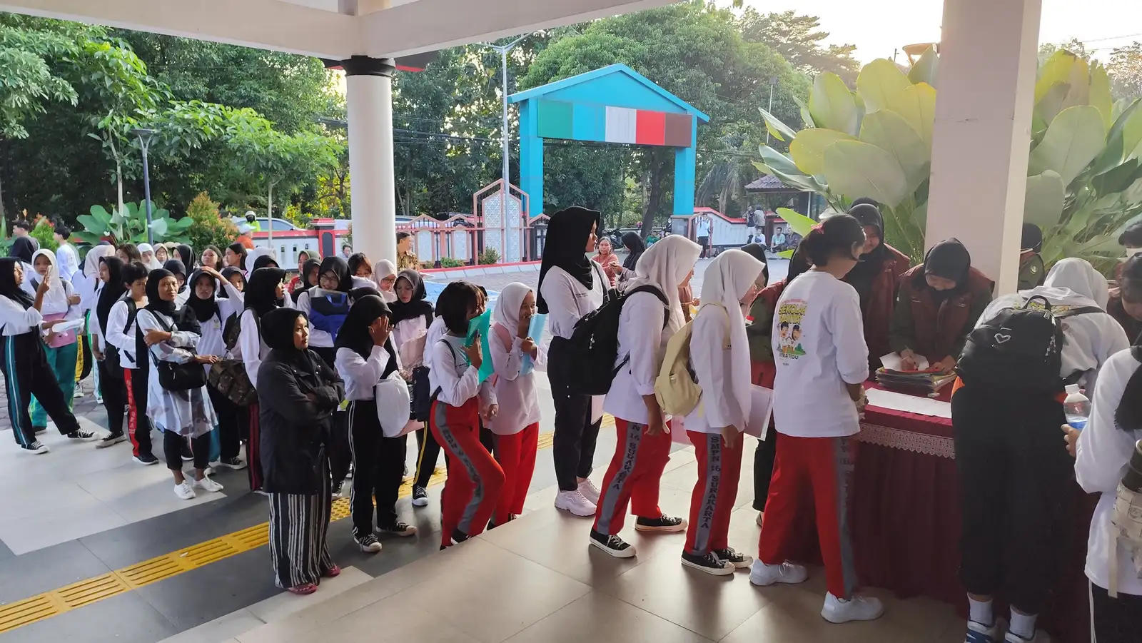 Tangis Haru Orang Tua Lepas Anak Belajar di Sekolah Rakyat SMA Kota Solo