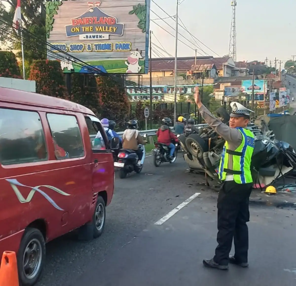 Tak Konsentrasi, Pickup Tabrak Batas Jalan hingga Terguling di Bergas Semarang