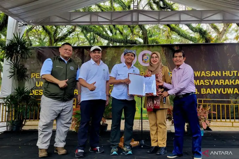 Ratusan Warga Korban Tsunami Banyuwangi Terima Lahan 152 Ha di Kawasan Hutan