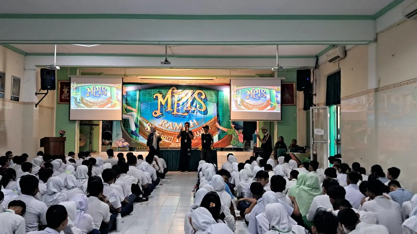 MPLS SMAN 1 Solo Seru! Solopos dan Dzakiyah Store Beri Edukasi ke Ratusan Siswa