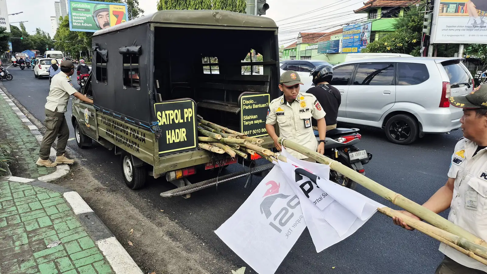 Tegas! Satpol PP Solo Turunkan Ratusan Atribut PSI lantaran Melanggar Aturan