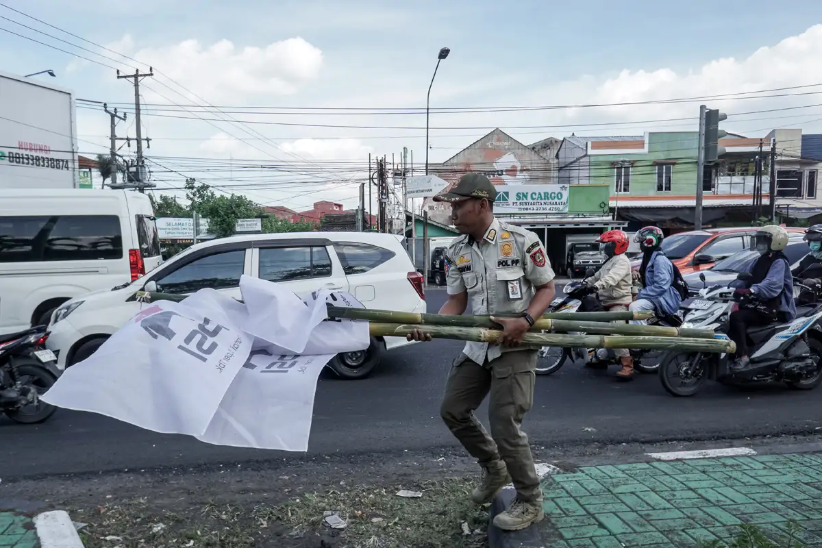 Langgar Aturan Pemasangan, Satpol PP Solo Tertibkan Atribut PSI Jelang Kongres