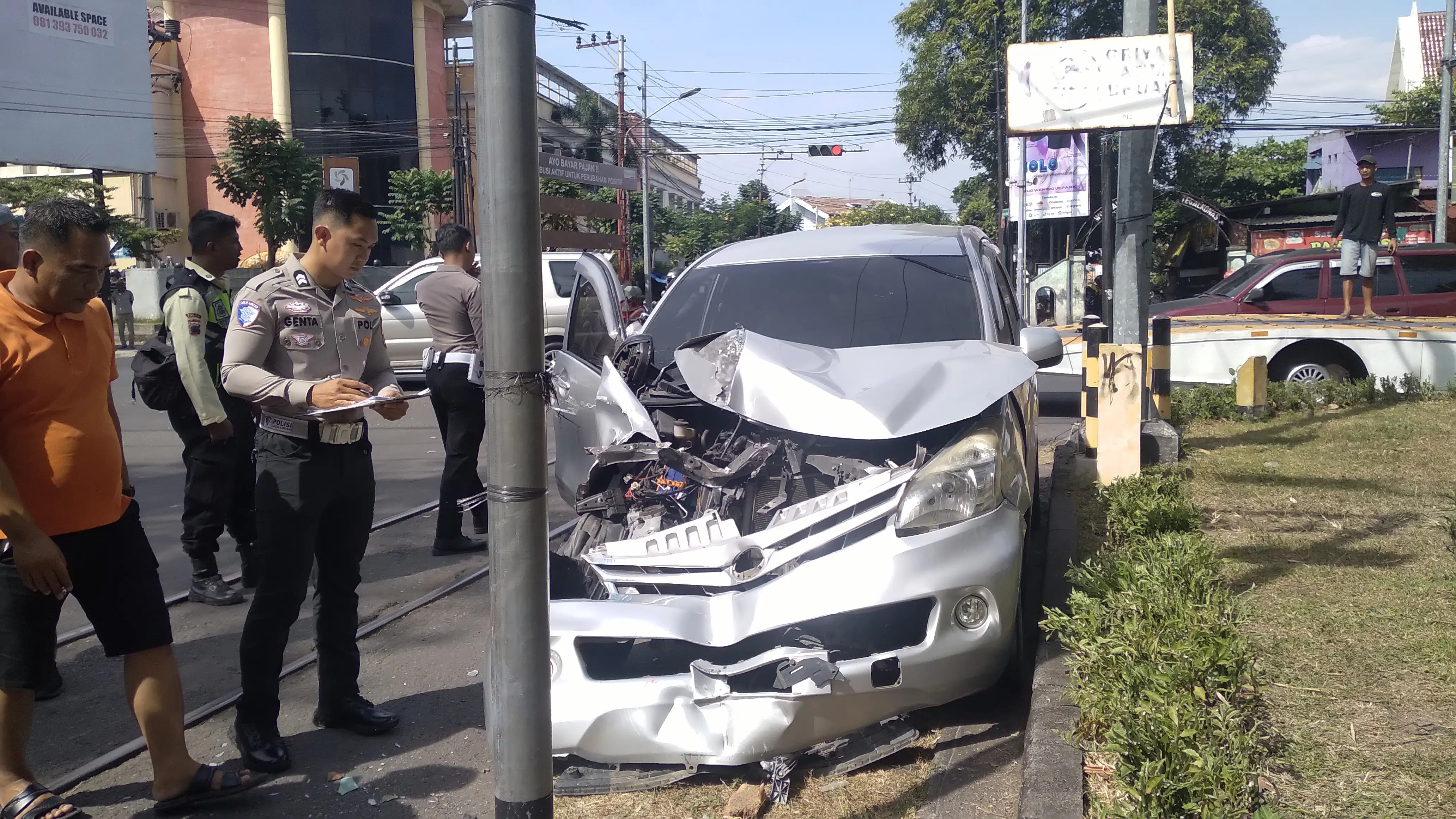Kecelakaan, Mobil Ringsek Tertemper KA Batara Kresna di Loji Wetan Solo