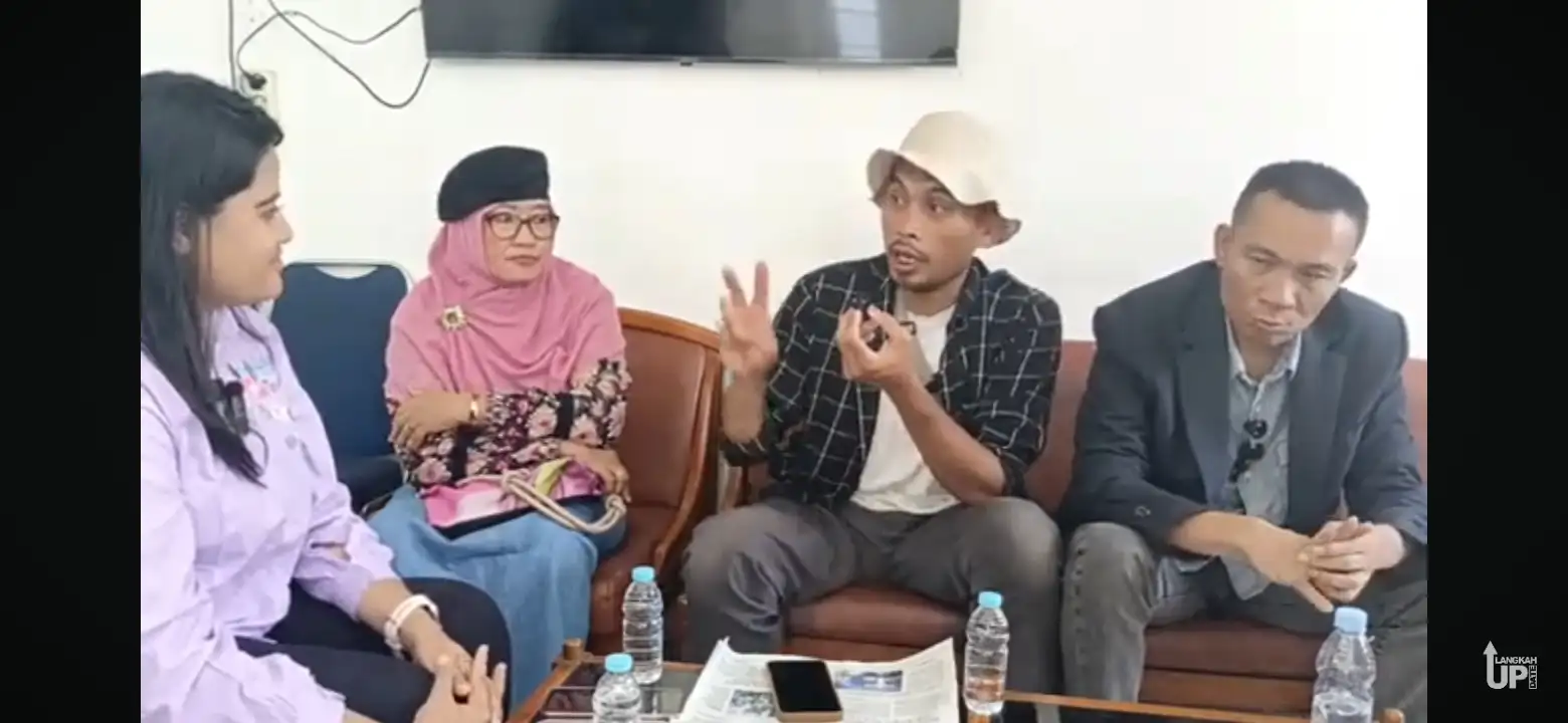 Minta Ditunjukkan Dokumen Jokowi, Rismon Sianipar Datangi Kantor KPU Solo