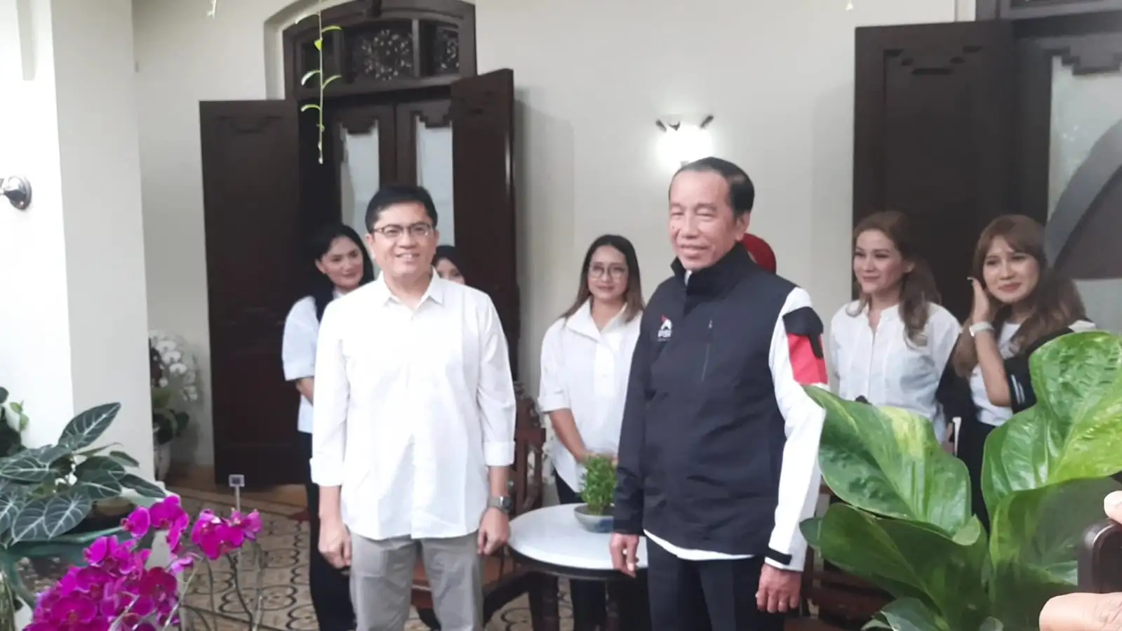 Jelang Kongres Nasional di Solo, PSI Beri Jaket dengan Logo Baru kepada Jokowi