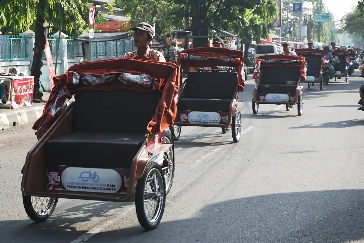 Tukang Becak Lansia di Pekalongan Terima Bantuan Becak Listrik dari Presiden