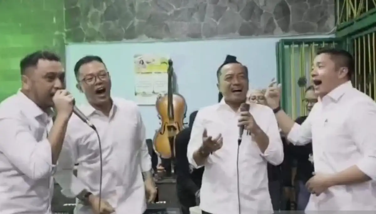 Ramainya Giring dan Teddy Nyanyi Lagu Nidji Bareng Menteri di Warung Bakmi Solo