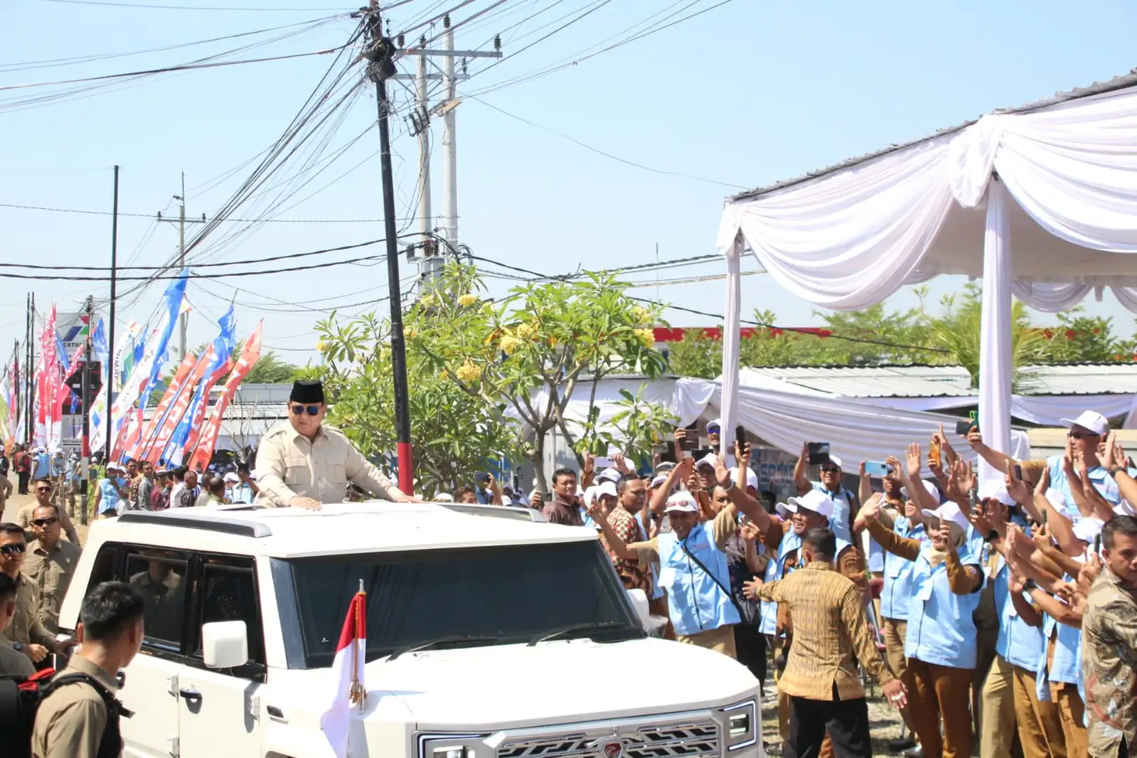 Disambut Yel-yel, Presiden Prabowo Tiba di Lokasi Peresmian Koperasi Merah Putih