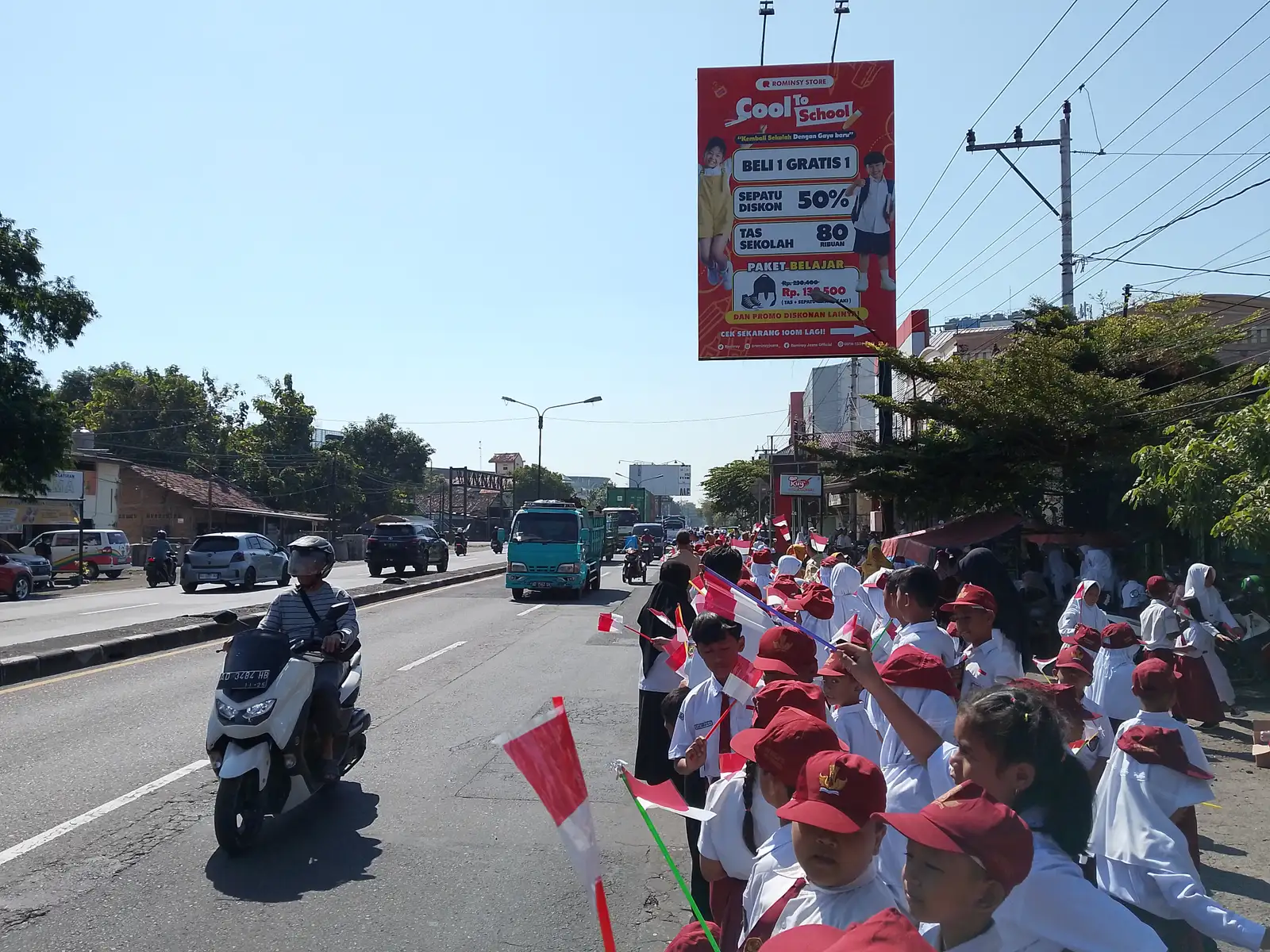 Pakai Peci Hitam, Presiden Prabowo Disambut Ribuan Siswa SD-SMA di Kartasura