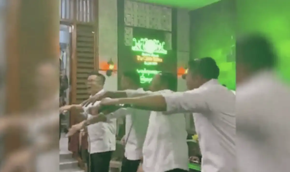 Momen Menlu, Mensesneg, Wamenbud & Setkab Joget Pacu Jalur di Warung Bakmi Solo