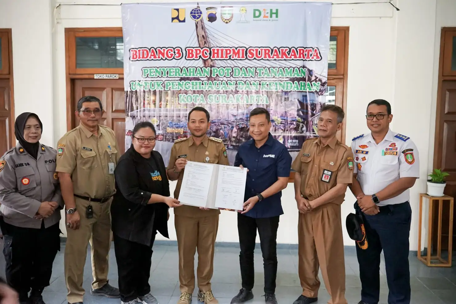 Hipmi Solo Serahkan 50 Pot Tanaman untuk Hijaukan Pembatas Jl dr Moewardi