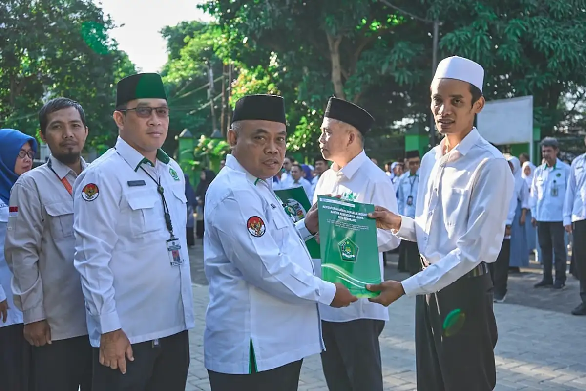 Kemenag Semarang Serahkan 10 Sertifikat Wakaf dan Paket Sembako untuk Guru LPQ
