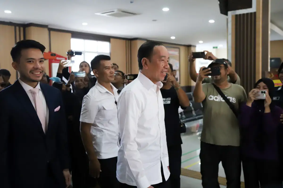 Hadiri Pemeriksaan di Mapolresta Solo, Jokowi Bawa Ijazah Asli SD sampai Sarjana