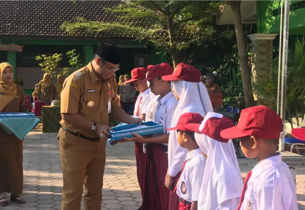 Pemkab Sragen Berikan Seragam Gratis untuk Murid SD hingga SMP