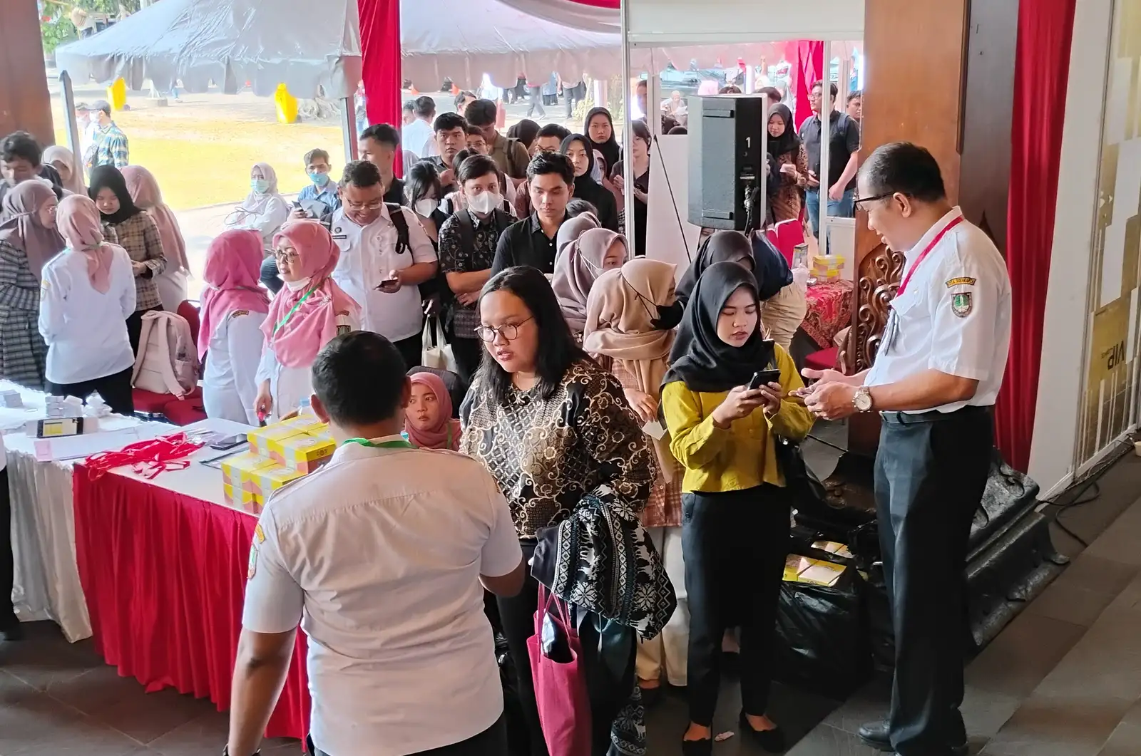 Korban PHK akibat Kebijakan Efisiensi Ikut Cari Kerja di Solo Career Expo 2025