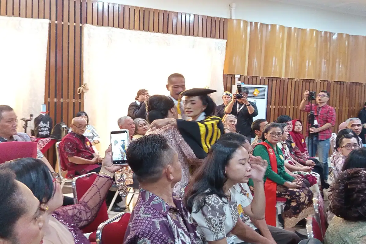 Tangis Haru di Wisuda UKSW, Orang Tua Mahasiswa Ternyata Korban KM Barcelona V