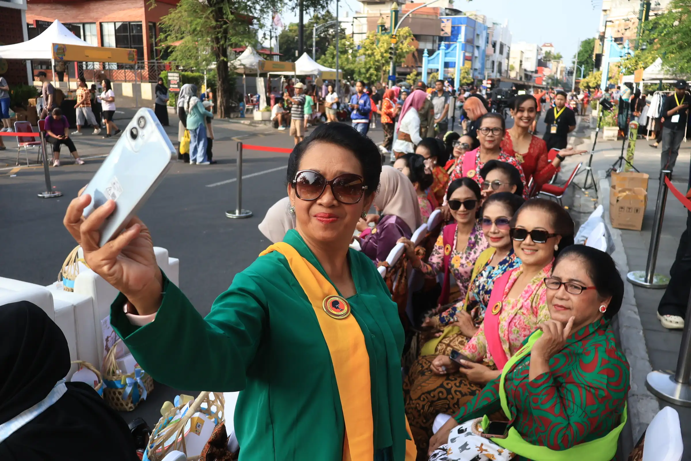 Peringati Hari Kebaya Nasional, Ratusan Orang Parade Berkebaya di CFD Solo