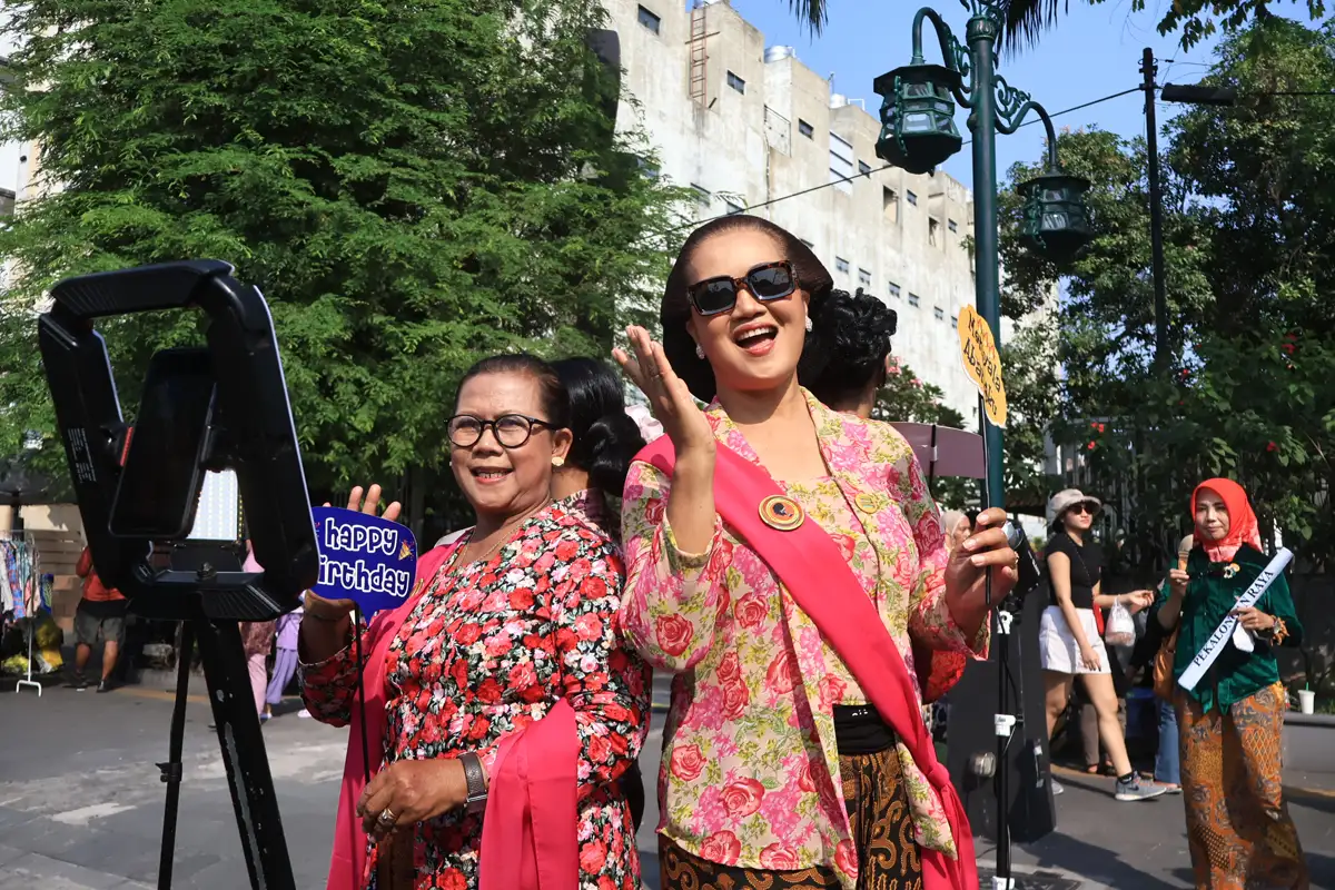 Tampil Anggun, Ratusan Perempuan Semarakkan Parade Kebaya Nusantara di CFD Solo