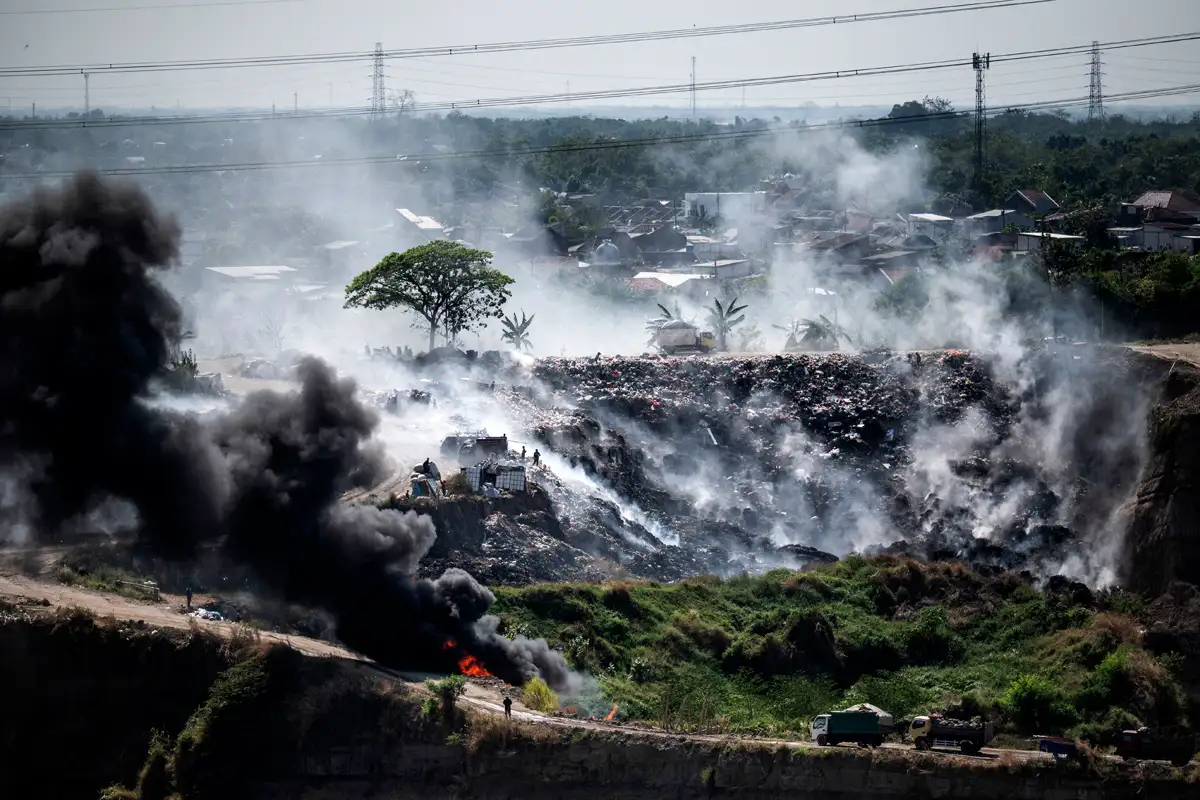 Penampakan Aktivitas Pembakaran Sampah di TPA Ilegal Rowosari Semarang