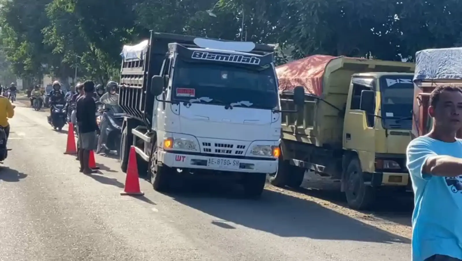 Ugal-ugalan & Sebabkan Jalan Rusak, Puluhan Truk Tambang Diadang Warga Ponorogo