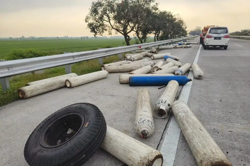 Truk Pengangkut Tabung Oksigen Tabrak Mobil di Tol Jombang, 2 Orang Luka Berat