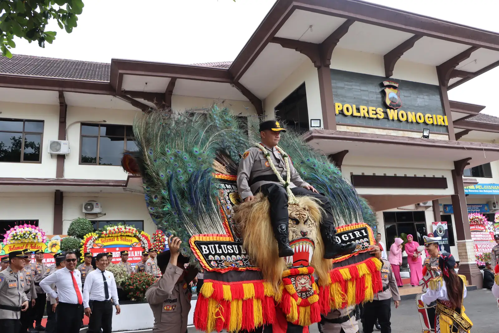 Mulai Bertugas, Kapolres Baru Wonogiri Disambut Reog dan Kethek Ogleng