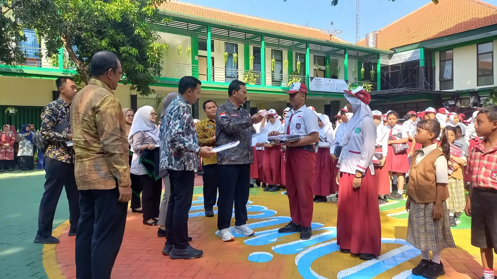 4.945 Murid Baru di Madiun Terima Bantuan Kain Seragam & Ongkos Jahit Rp300.000