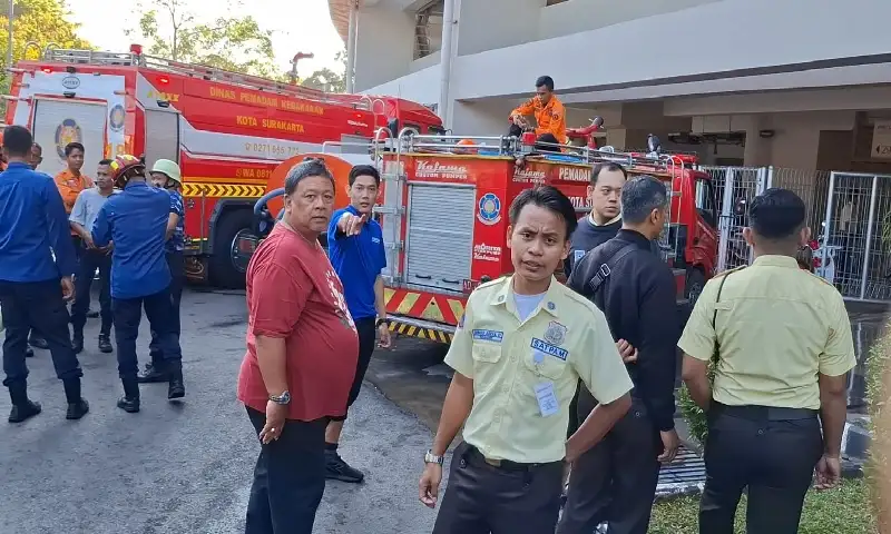 3 Mobil Damkar Dikerahkan ke Pintu C Stadion Manahan Solo, Ada Apa?