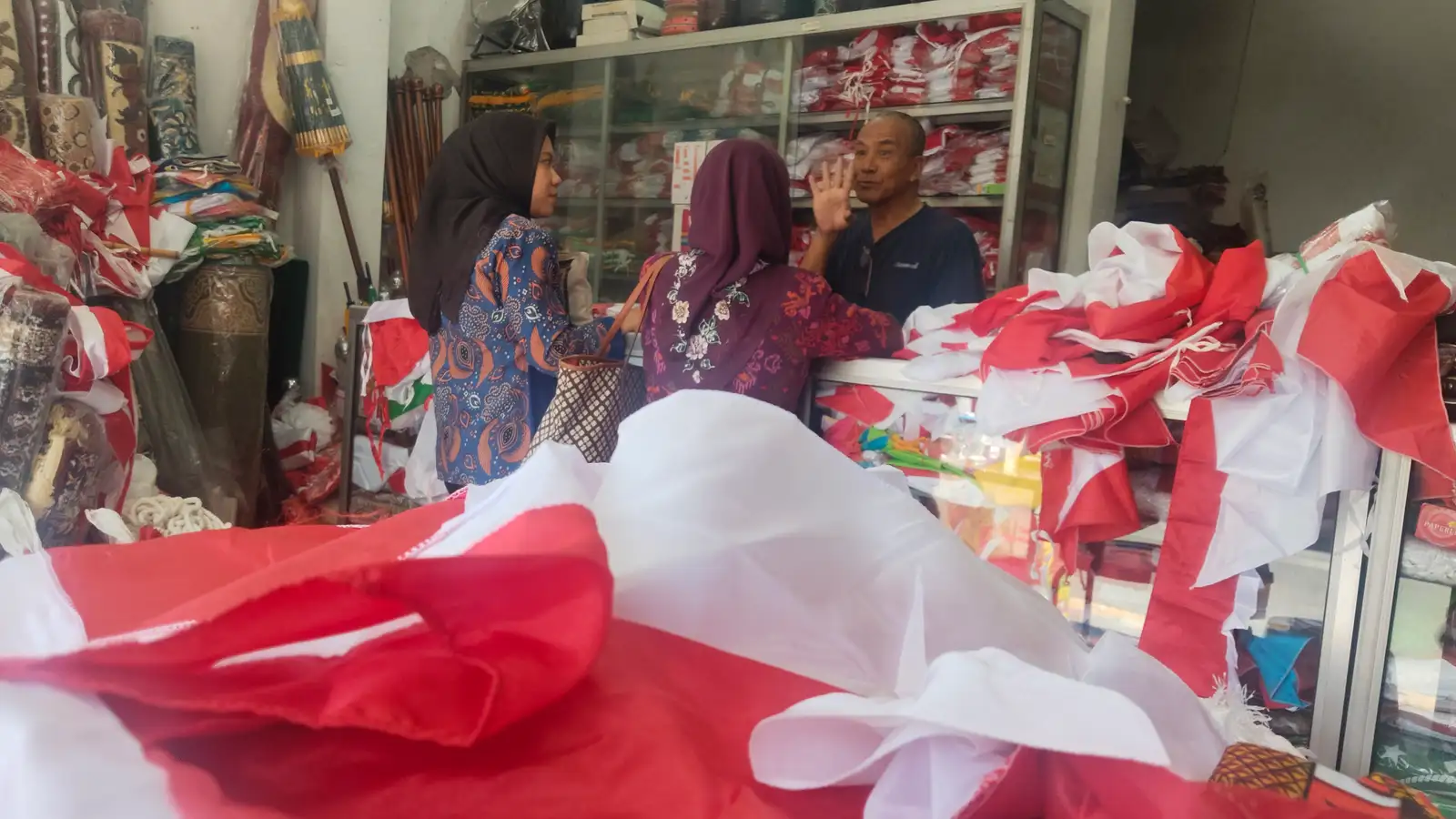 Jelang HUT ke-80 RI, Kauman Semarang Jadi Magnet Pemburu Bendera Merah Putih