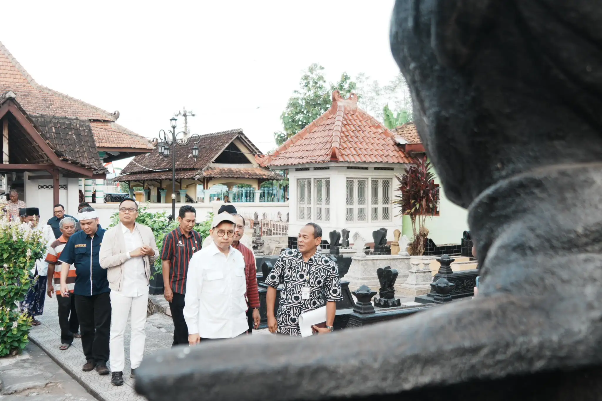 Ziarah Makam Ranggawarsita di Klaten, Menbud Soroti Atap Plafon Dihuni Kelelawar