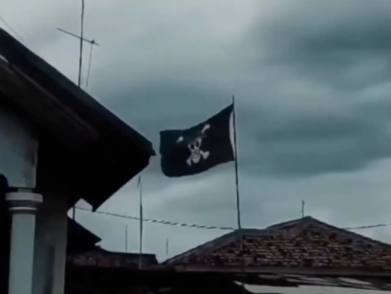 Beda Sikap, Wamendagri Tak Masalah Warga Pasang Bendera One Piece