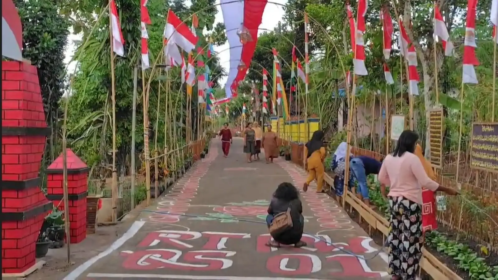 Unik! Peringati HUT RI, Warga Ngawi Bentangkan Bendera Merah Putih 500 Meter