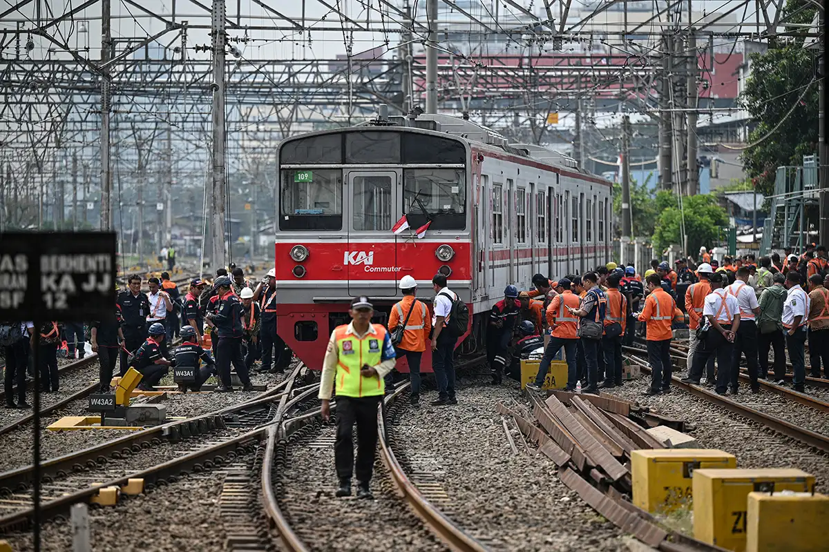 Evakuasi KRL Anjlok di Emplasemen Stasiun Jakarta Kota