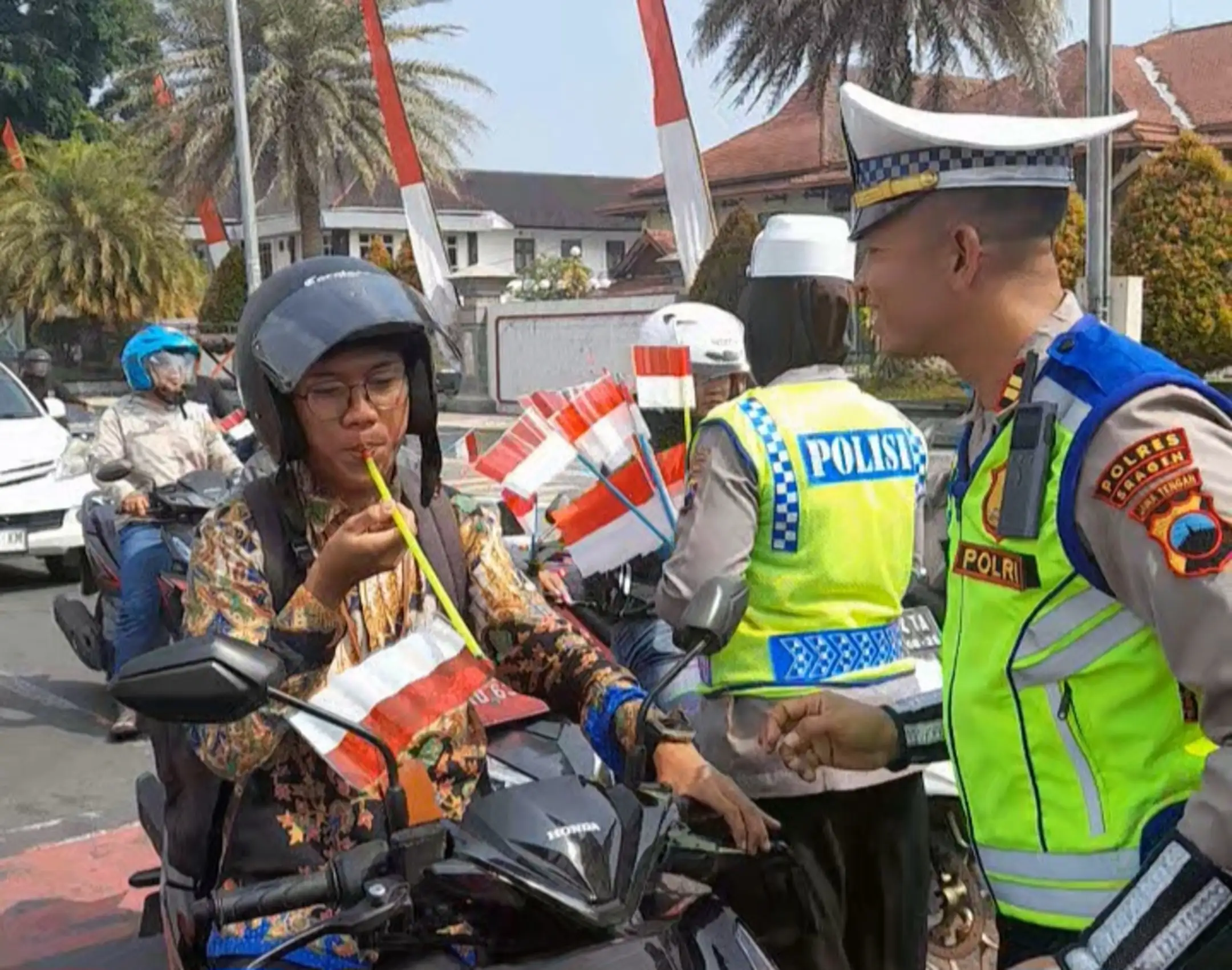 Jelang HUT ke-80 Kemerdekaan RI, Satlantas Sragen Bagikan 300 Bendera