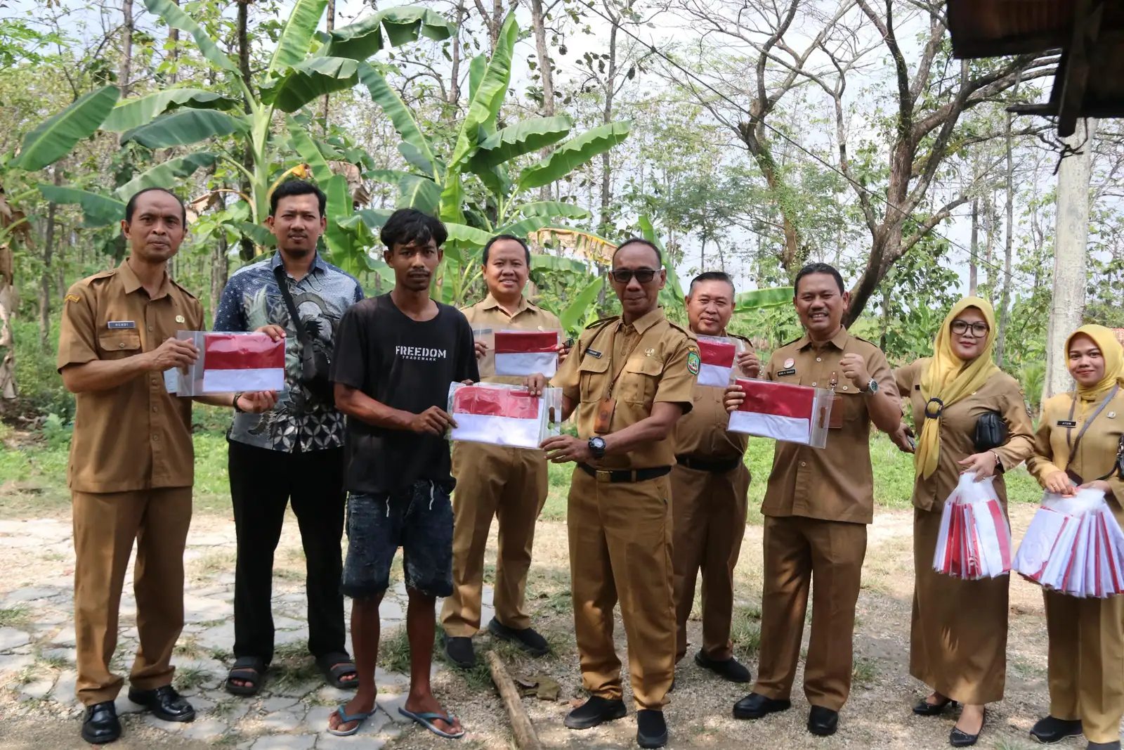 Jelang Peringatan HUT ke-80 RI, Setda Blora Bagikan Ratusan Bendera  ke Warga