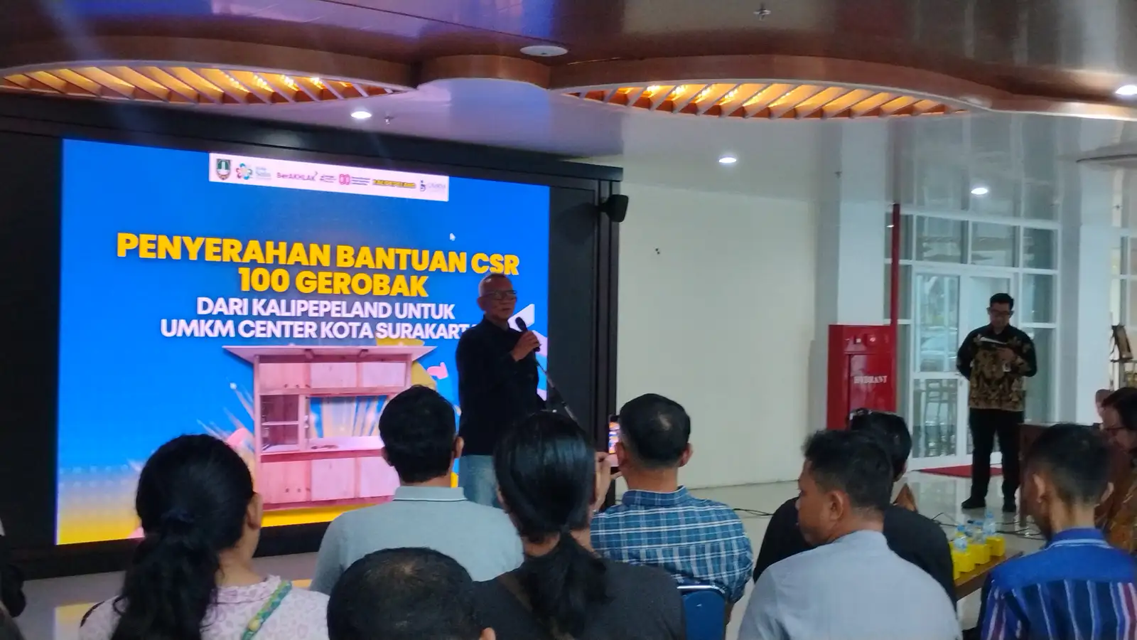 Pengusaha Kuliner Puspo Wardoyo Serahkan Bantuan 100 Gerobak untuk UMKM Solo