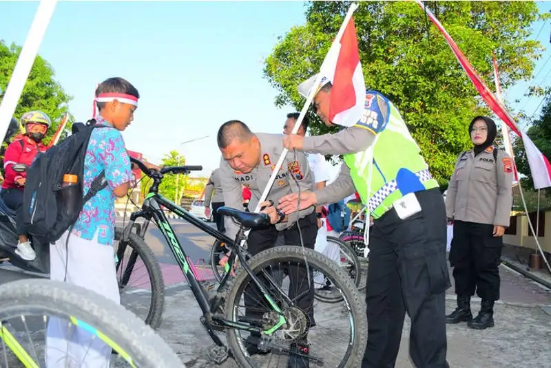 Polres Karanganyar Bagikan Bendera Merah Putih
