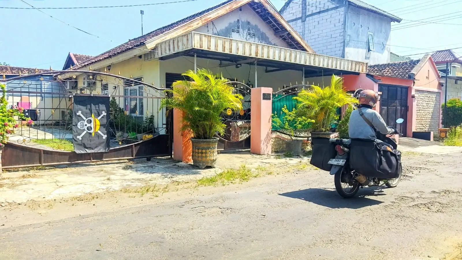 Warga Magetan Pasang Bendera One Piece di Seberang Kantor Kelurahan