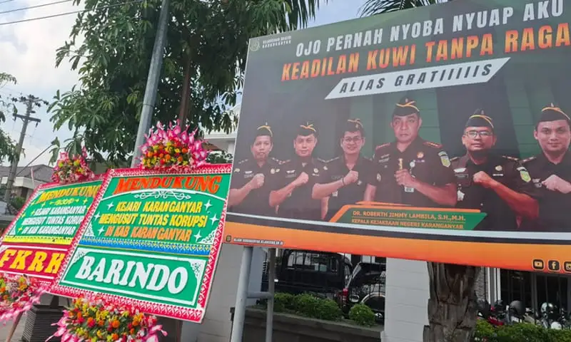 Jelang Pemeriksaan Juliyatmono, Kejari Karanganyar Banjir Karangan Bunga