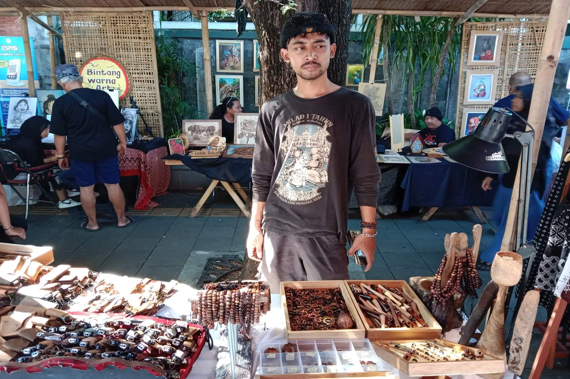 Kreatif, Pemuda Karanganyar Ini Ubah Kayu Keropos Jadi Cuan