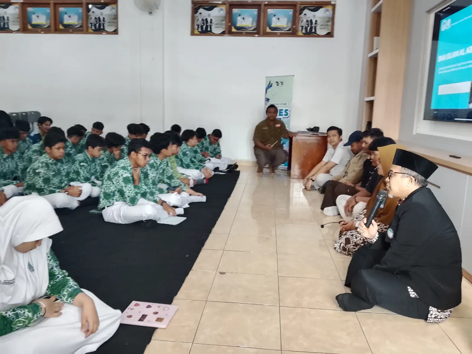 Literasi Digital Solopos X Dzakiyah Store di SMA Islam Al Azhar 7 Solo Baru