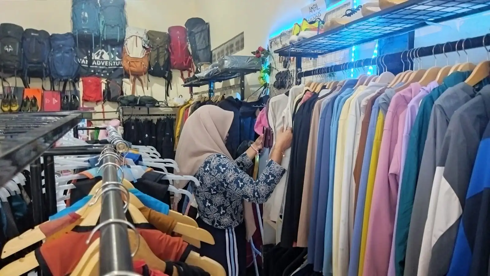 Pendaki FOMO Serbu Gunung Lawu, Persewaan Alat di Magetan Panen Penyewa