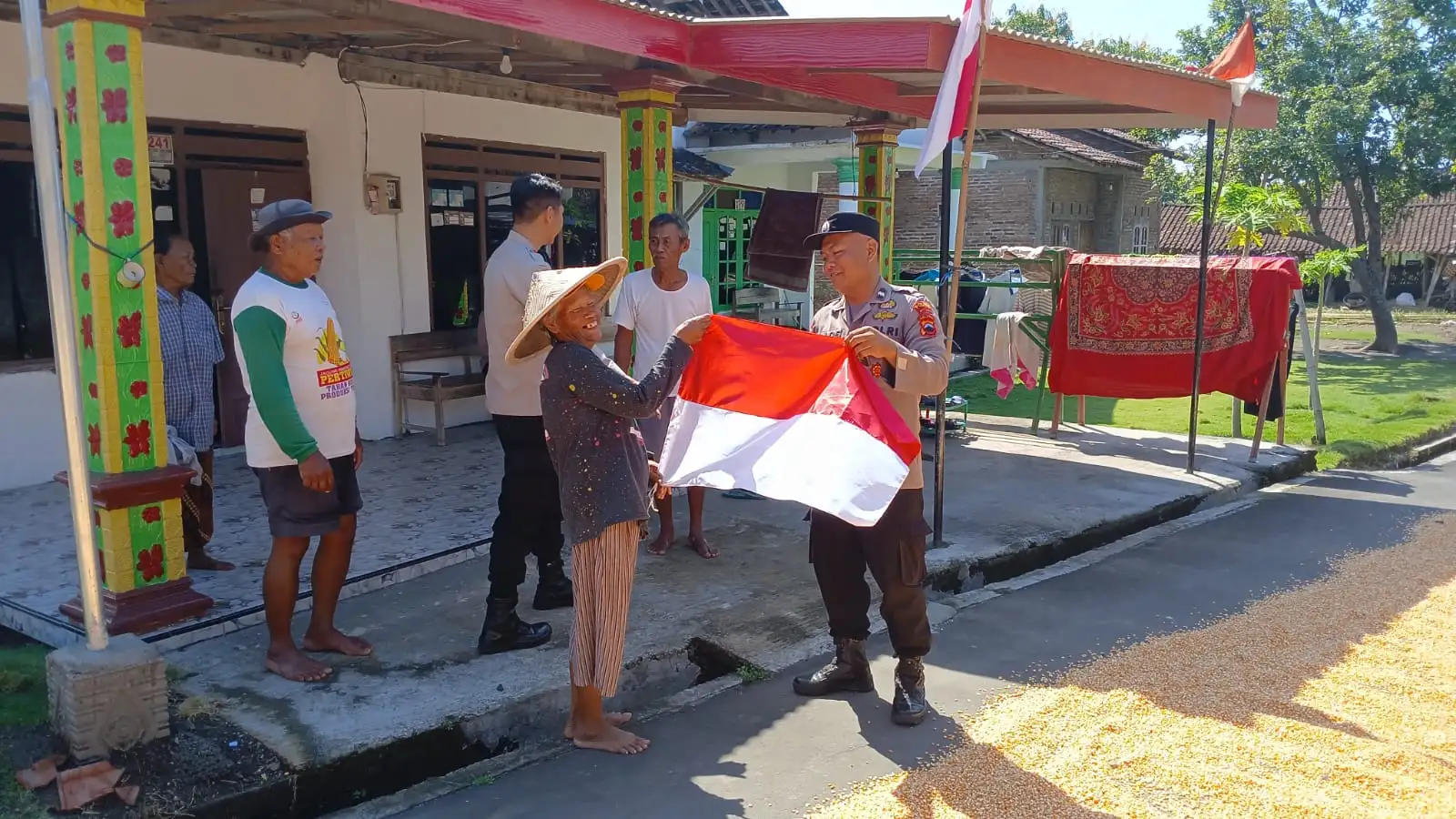 Polres Boyolali Bagikan 10.000 Bendera Merah Putih Jelang HUT RI